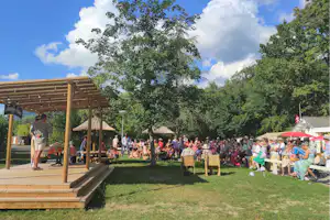 Family’s Camping Le Savoy - Campinggäste sehen sich eine Show auf der Bühne an