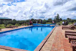 Farma 47 - Pool auf dem Campingplatz