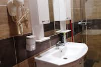 Farma 47 - Sanitärgebäude mit Waschbecken und Spiegel