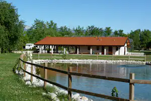 Fattoria Gelindo dei Magredi Agricampeggio Gelindo dei Magredi - Teich auf dem Campingplatz
