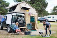 Feddet Strand Camping & Feriepark - Camper mit Zelt und Grill