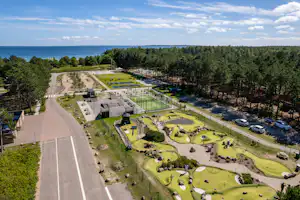 Feddet Strand Resort Feddet Strand Camping & Feriepark - Luftaufnahme der Freizeitanlage unter anderem mit Minigolfplatz, Padeltennisplatz und Trampolinen