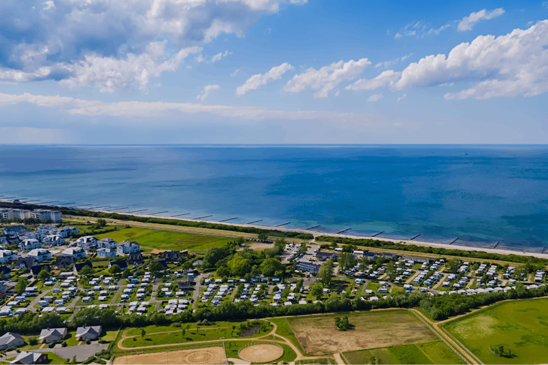 Ferien-Camp Börgerende - Überblick Campingplatzgelände an der Meeresküste Luftaufnahme