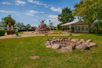 Ferien-Camp Börgerende - Gepflegter Spielplatz für Kinder auf grüner Wiese auf dem Campingplatz