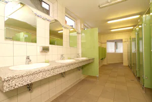 Ferienanlage Alpenwelt - Sanitärgebäude mit Waschbecken, Spiegel, Toiletten und Duschen