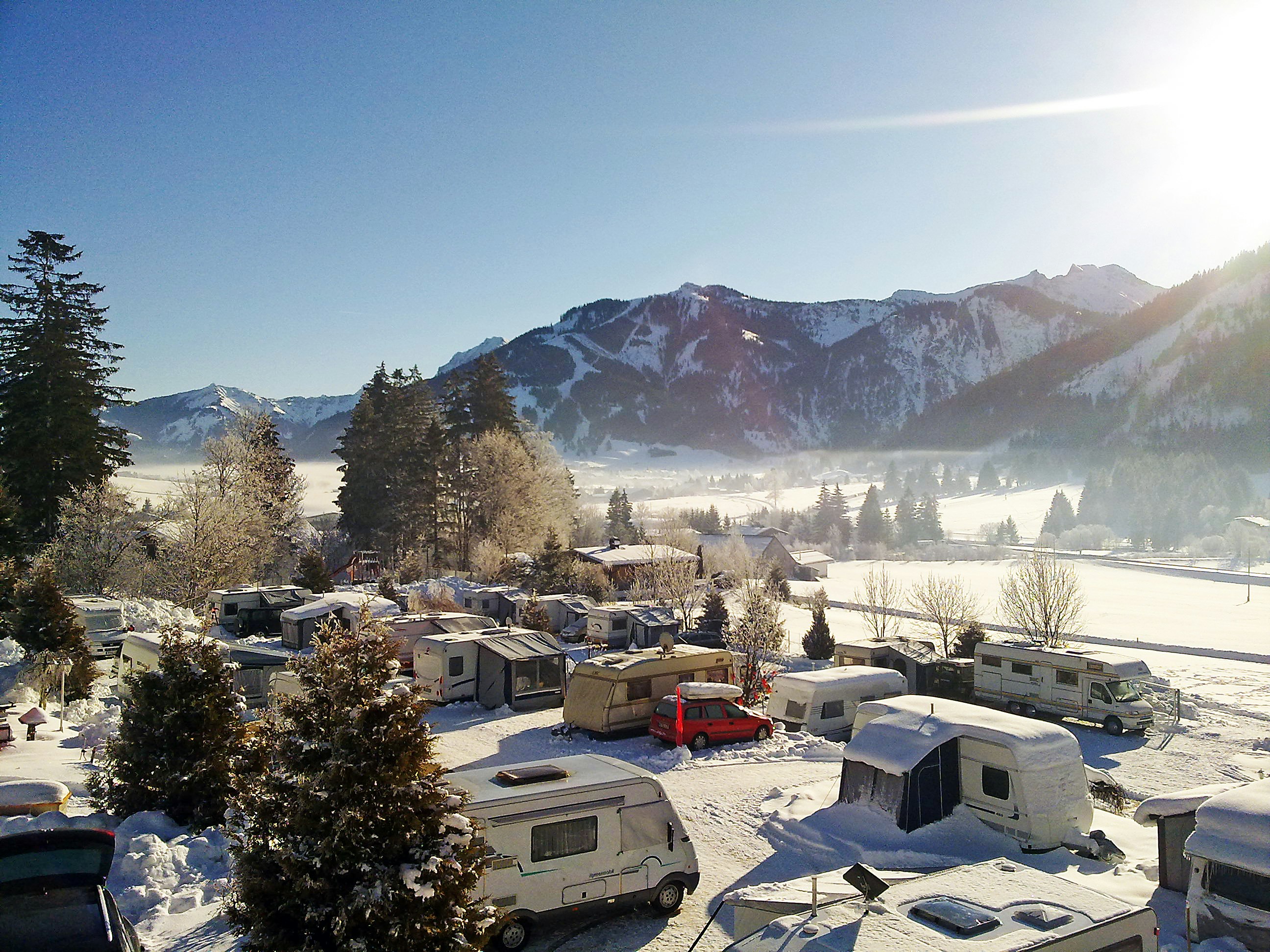 Ferienanlage Alpenwelt - Übersicht auf das gesamte Campingplatz Gelände im Schnee mit Blick auf die Berge