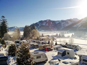 Ferienanlage Alpenwelt - Übersicht auf das gesamte Campingplatz Gelände im Schnee mit Blick auf die Berge