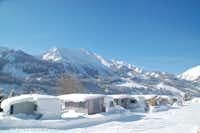 Ferienanlage Alpenwelt -  Wohnmobilstellplätze im Schnee mit Blick auf die Berge