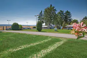 Ferienanlage Erzeberg - Wohnwagen- und Zeltstellplatz auf grüner Wiese auf dem Campingplatz