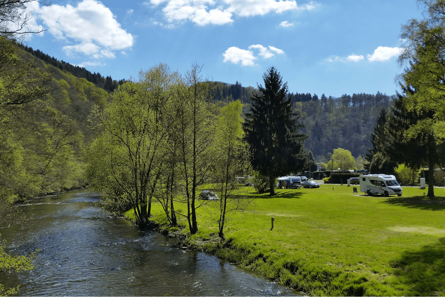 Feriencamp Zum stillen Winkel - Campingplatz Außenbereich mit Blick auf den Bach