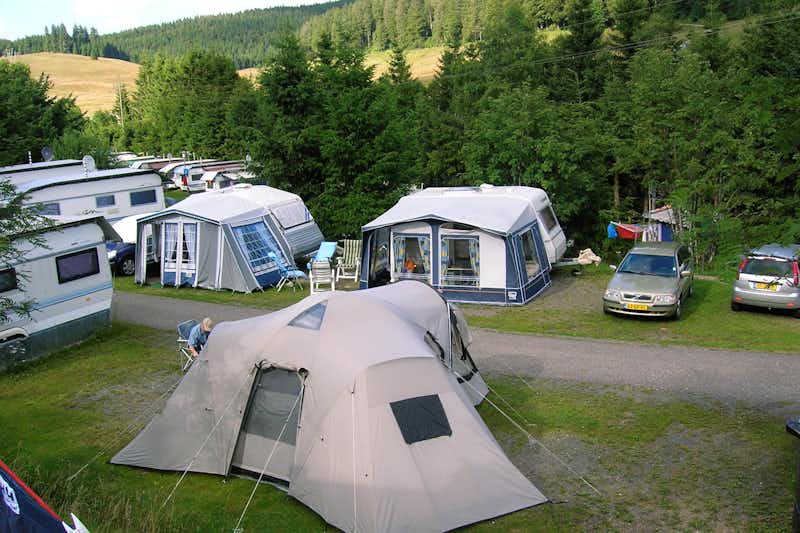 Feriencamping Hochschwarzwald -  Campingbereich für Zelte, Wohnwagen und Mobilheime im Schatten der Bäume