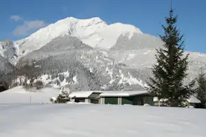 Feriencenter Biberhof - ein Wohnwagen auf dem Campingplatz im Winter