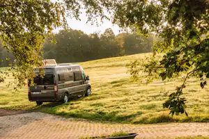 Ferienhof & Baumhaushotel Allgäu Gbr - Blick auf die Stellplatzwiese auf dem Campingplatz