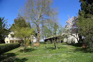 Ferienparadies Gut Horn - der Garten des Campingplatzes