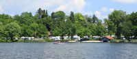 Ferienparadies Gut Horn - Campingplatz Außenbereich mit Blick auf den Waginger See 