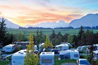 Ferienparadies Natterer See -  Wohnwagenstellplätze auf dem Campingplatz mit Blick auf die Berge
