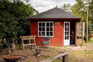 Oetdoor in de Achterhoek - Gemeinschaftsküche und Feuerstelle auf dem Campingplatz