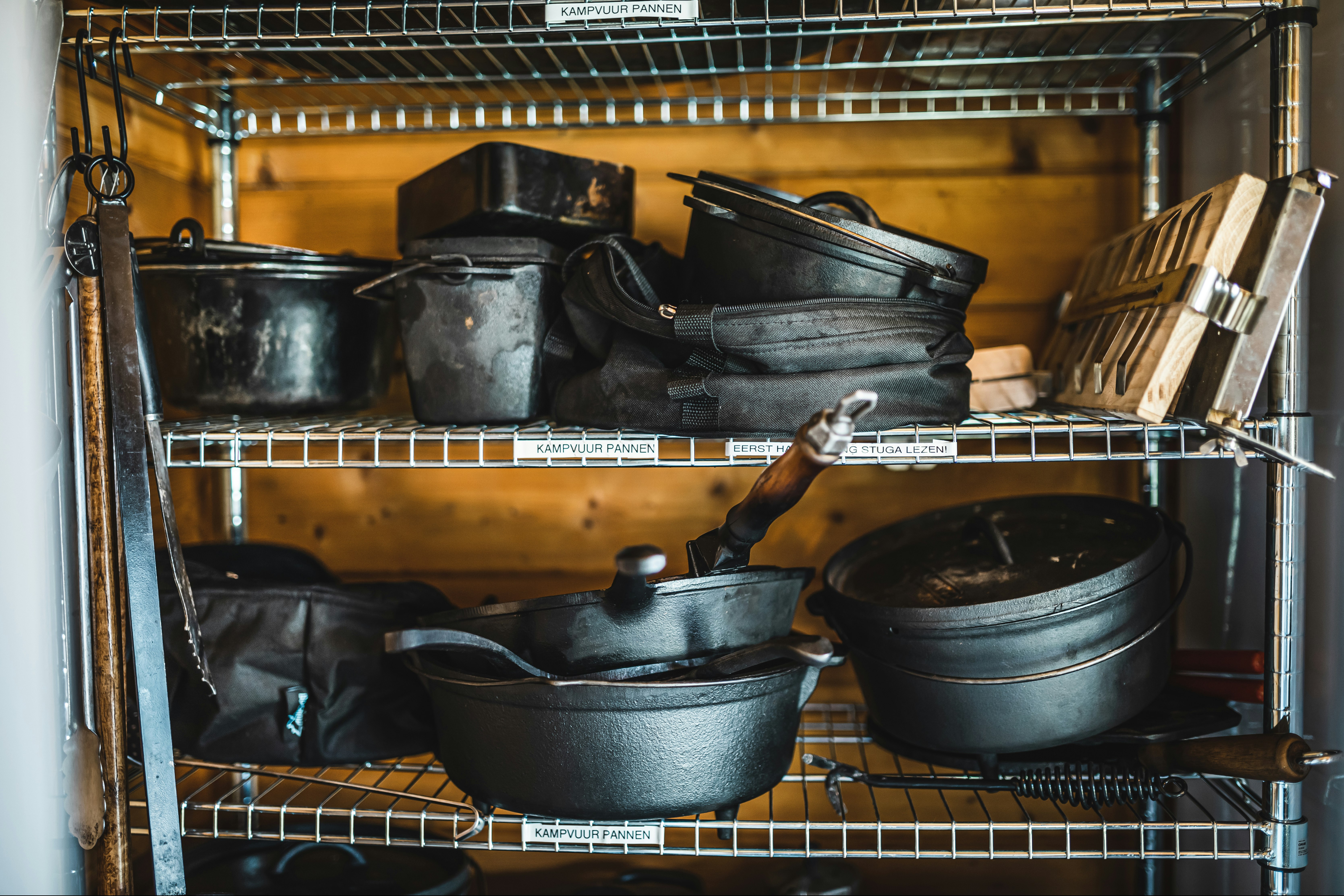 Oetdoor in de Achterhoek - Kochutensilien in der Gemeinschaftsküche