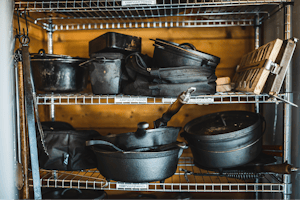 Oetdoor in de Achterhoek - Kochutensilien in der Gemeinschaftsküche