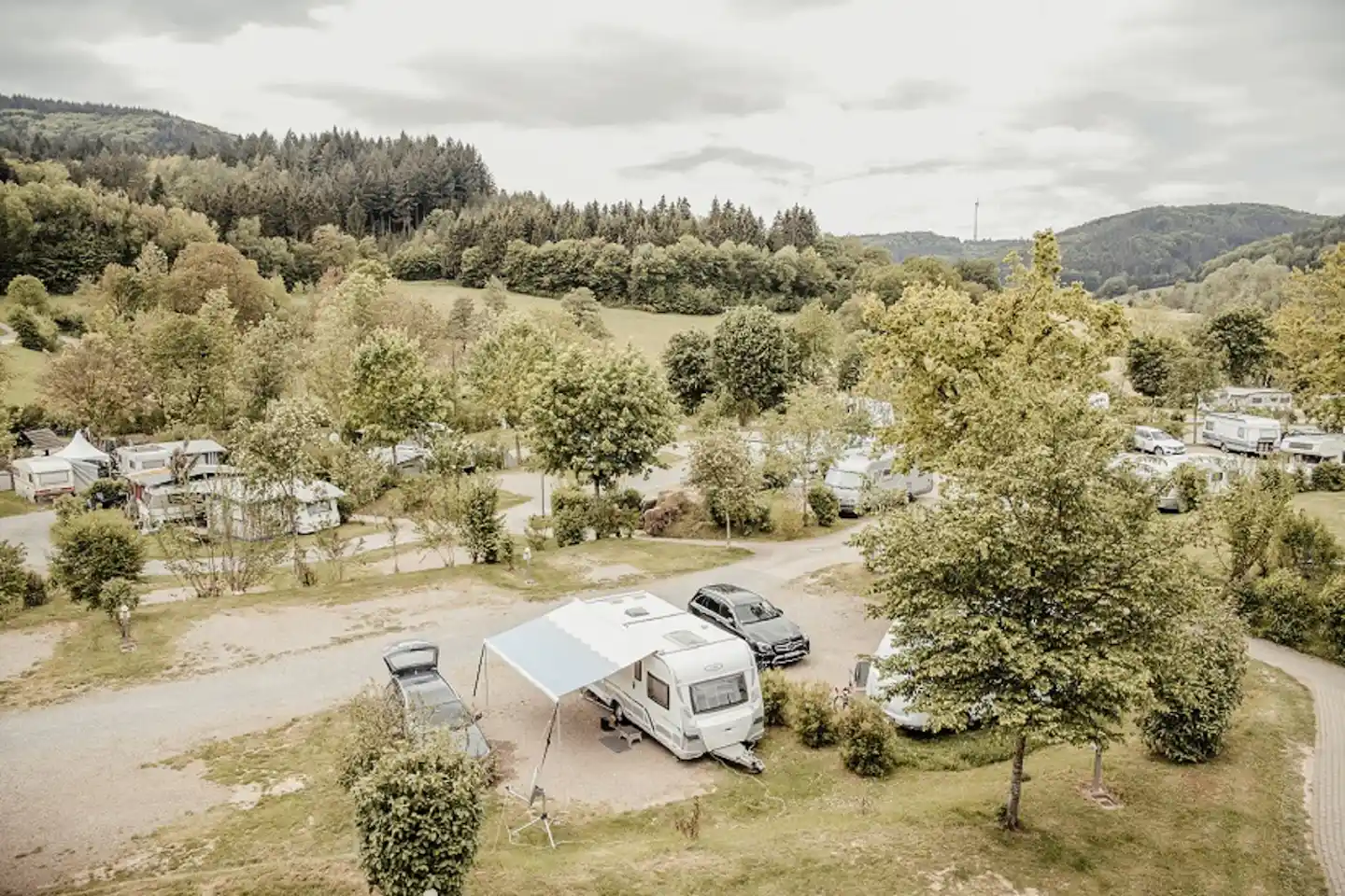 Ferienparadies Schwarzwälder Hof Blick von oben auf parzellierte Standplätze