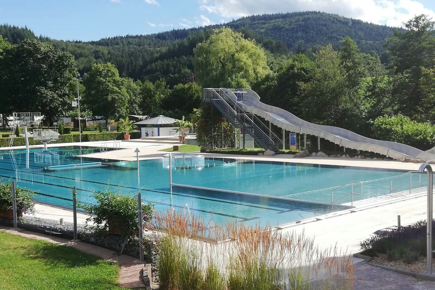 Ferienparadies Schwarzwälder Hof Freibad mit Rutsche direkt neben dem Campingplatz