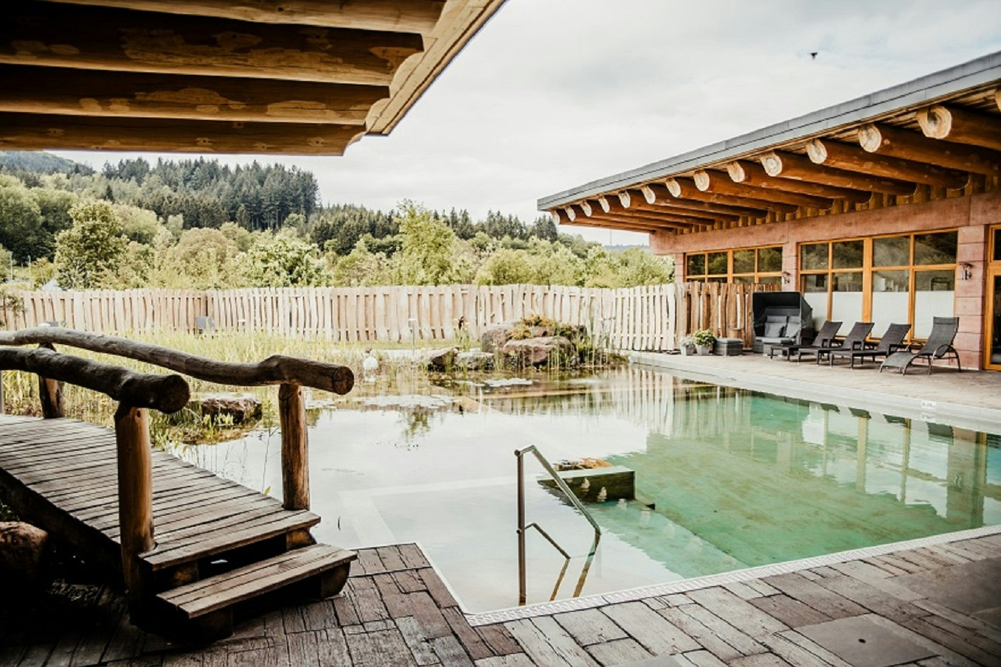 Ferienparadies Schwarzwälder Hof Saunagarten mit Naturbadeteich und Liegemöglichkeiten