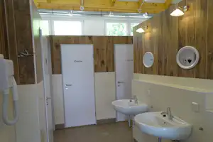 Ferienpark Birnbaumteich - Sanitärgebäude mit Waschbecken, Spiegel, Toiletten und Duschen