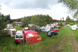 Ferienpark Birnbaumteich - Stellplätze im Schatten unter Bäumen neben dem See auf dem Campingplatz