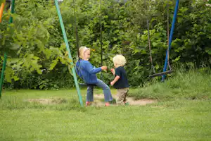 Ferienpark BreeBronne - Kinder spielen mit der Schaukel - auf dem Campingplatz
