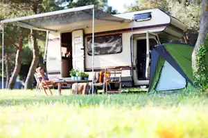 Ferienpark BreeBronne Zeltplätze - Wohnmobil- und Zeltplätze auf der Wiese auf dem Campingplatz