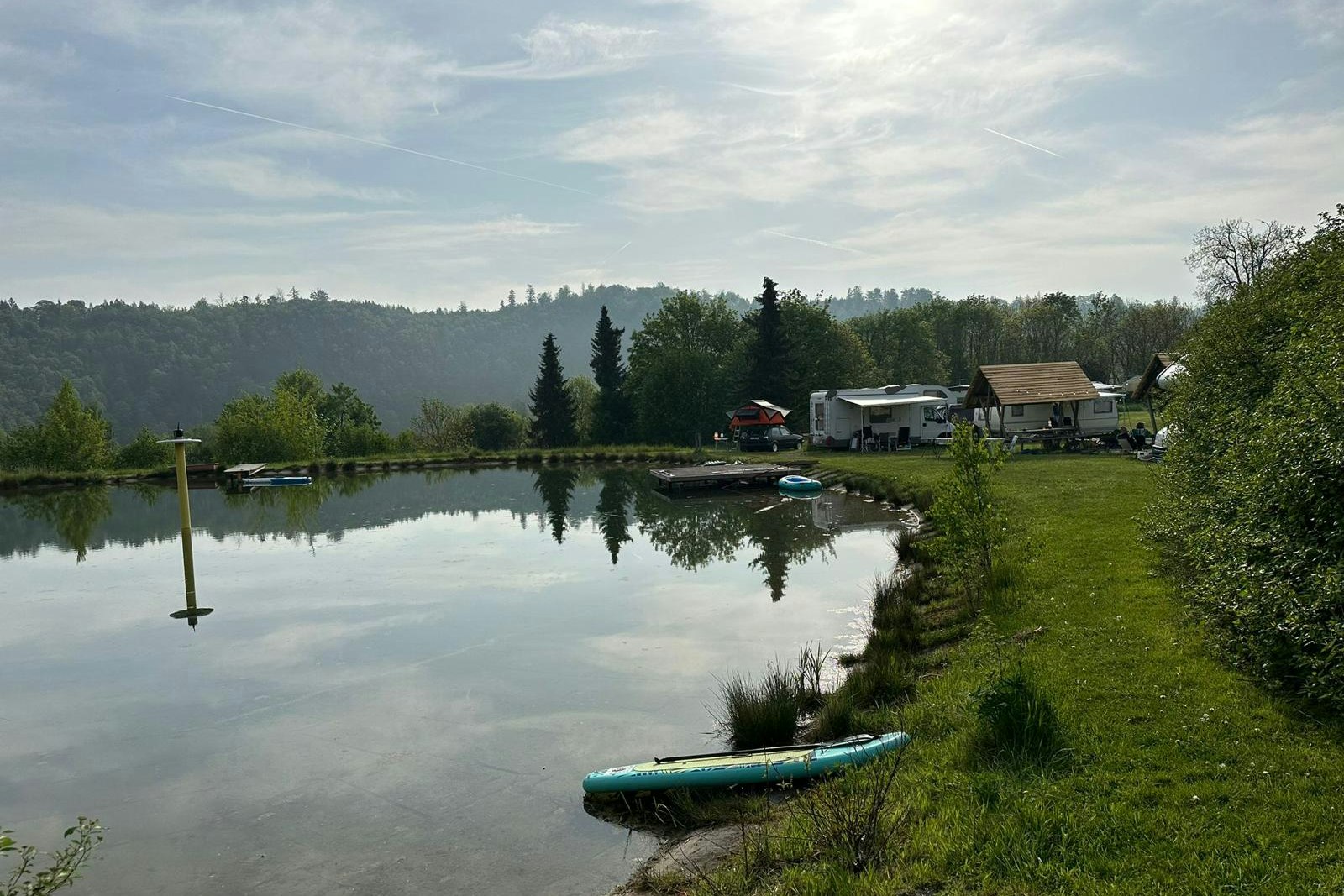Ferienpark Campingplatz Saaldorf - Blick auf den Campingplatz am See