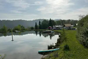 Ferienpark Campingplatz Saaldorf - Blick auf den Campingplatz am See