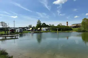 Ferienpark Campingplatz Saaldorf - Blick auf den See auf dem Campingplatz