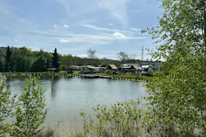 Ferienpark Campingplatz Saaldorf - Campingplatz am Ufer des Sees