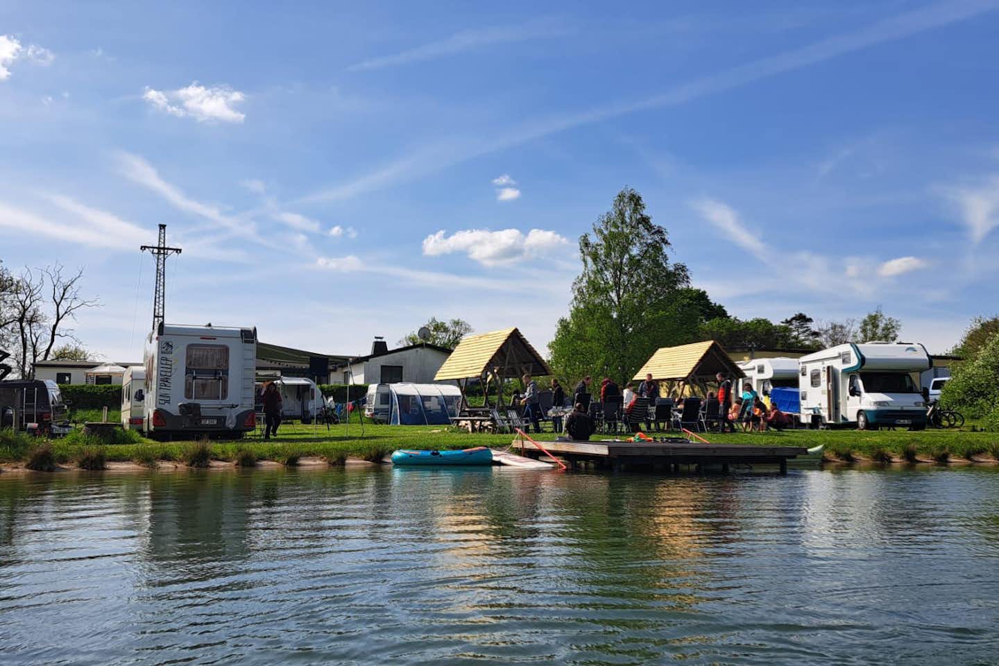 Ferienpark Campingplatz Saaldorf - Stellplätze am Ufer des Sees
