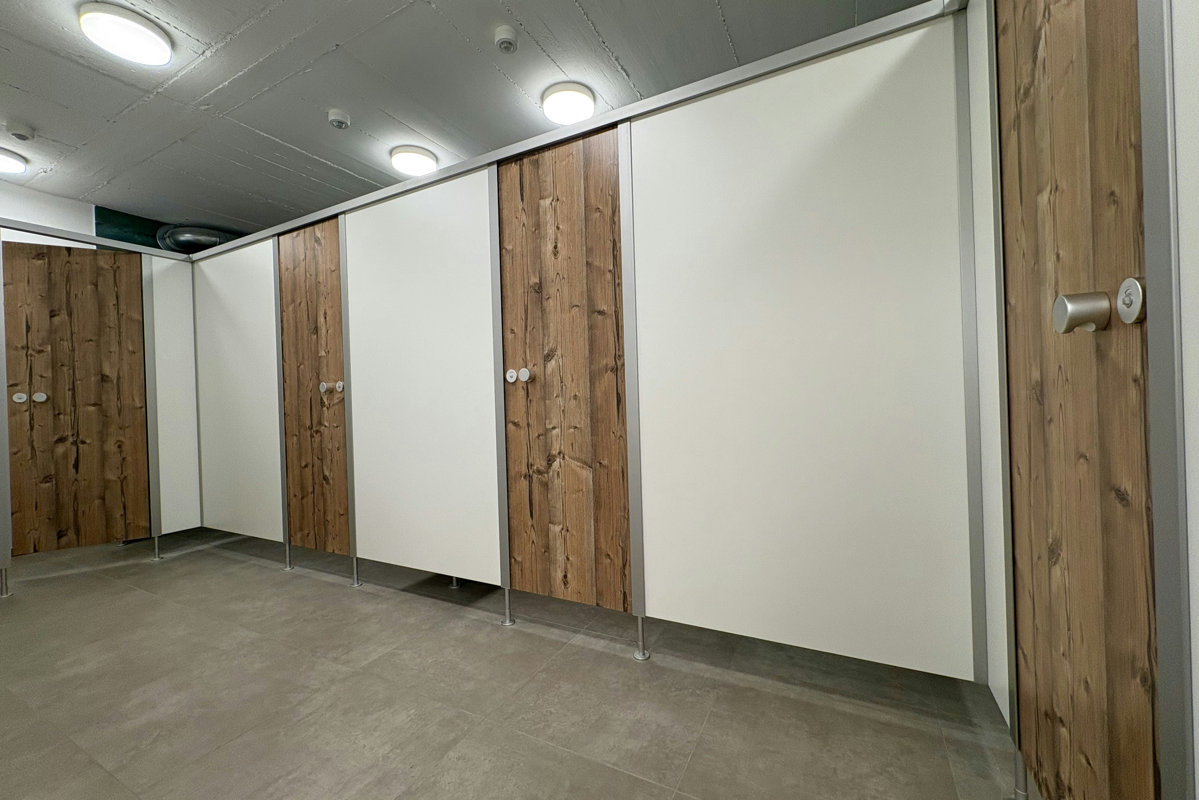 Ferienpark Gehaichnis - Duschkabinen im Sanitärgebäude des Campingplatzes