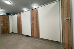 Ferienpark Gehaichnis - Duschkabinen im Sanitärgebäude des Campingplatzes