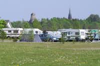 Ferienpark Kreidesee  -  Wohnwagen- und Zeltstellplatz vom Campingplatz auf grüner Wiese