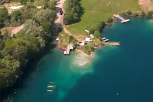 Ferienpark Kreidesee - Campingplatz mit Bootsanlegestelle am See aus der Vogelperspektive