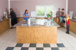 Ferienpark Seehof - Camper in der Küche vom Campingplatz