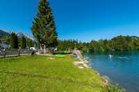 Ferienpark Terrassencamping Süd-See - Gäste im See beim Baden direkt vor dem Campingplatz