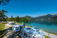 Ferienpark Terrassencamping Süd-See - Stellplätze im Schatten unter Bäumen am See auf dem Campingplatz mit Alpenblick