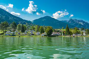 Ferienpark Terrassencamping Süd-See - Stellplätze im Schatten unter Bäumen am See auf dem Campingplatz