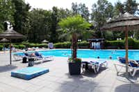 Ferienzentrum Heidenau - Campingplatz mit Pool, Liegestühlen und Sonnenschirmen