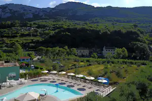 FinaleFreeride Outdoor Village - Campingplatz mit blick auf die Berge