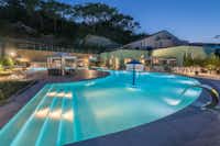 FinaleFreeride Outdoor Village - Pool und Restaurant terrasse bei Nacht