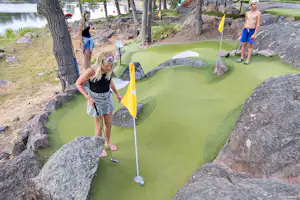 First Camp Gunnarsö - Camper spielen Minigolf auf dem Campingplatz