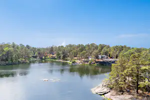 First Camp Gunnarsö - Wasser mit Blick auf den Campingplatz