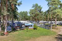 First Camp Åhus - Blick auf das grüne Gelände vom Campingplatz mit Zeltplätzen und Wohnwagenstellplätze