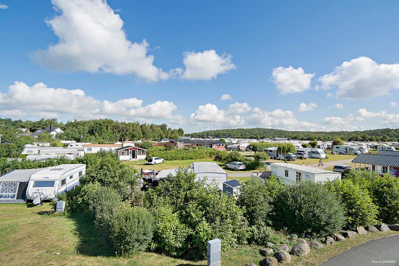 First Camp Kärradal - Blick auf das Gelände vom Campingplatz mit grünen Wohnwagenstellplätzen